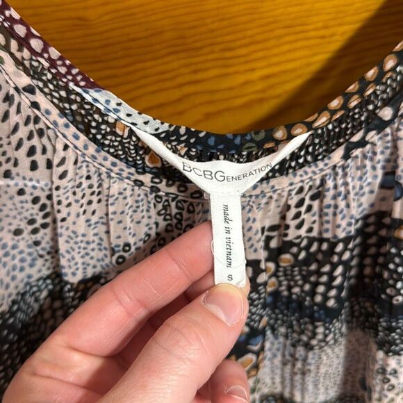 BCBGeneration Asymmetrical Abstract Blouse Women’s Small - Picture 2 of 7